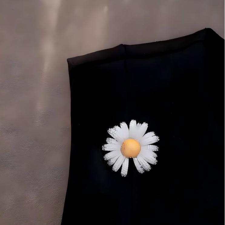 「 Falling Petals Daisy 」Brooch