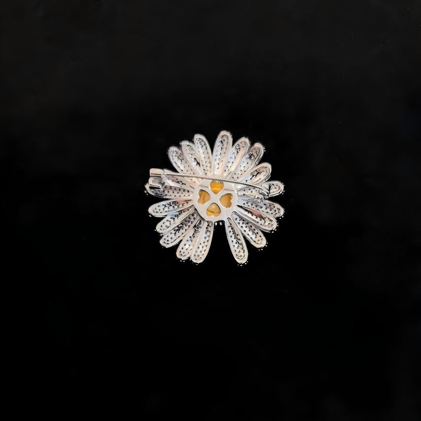 「 Falling Petals Daisy 」Brooch
