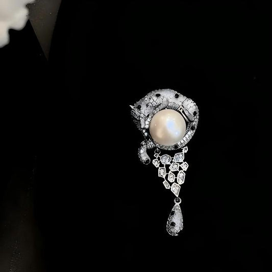 「 A Dozing Leopard 」Brooch