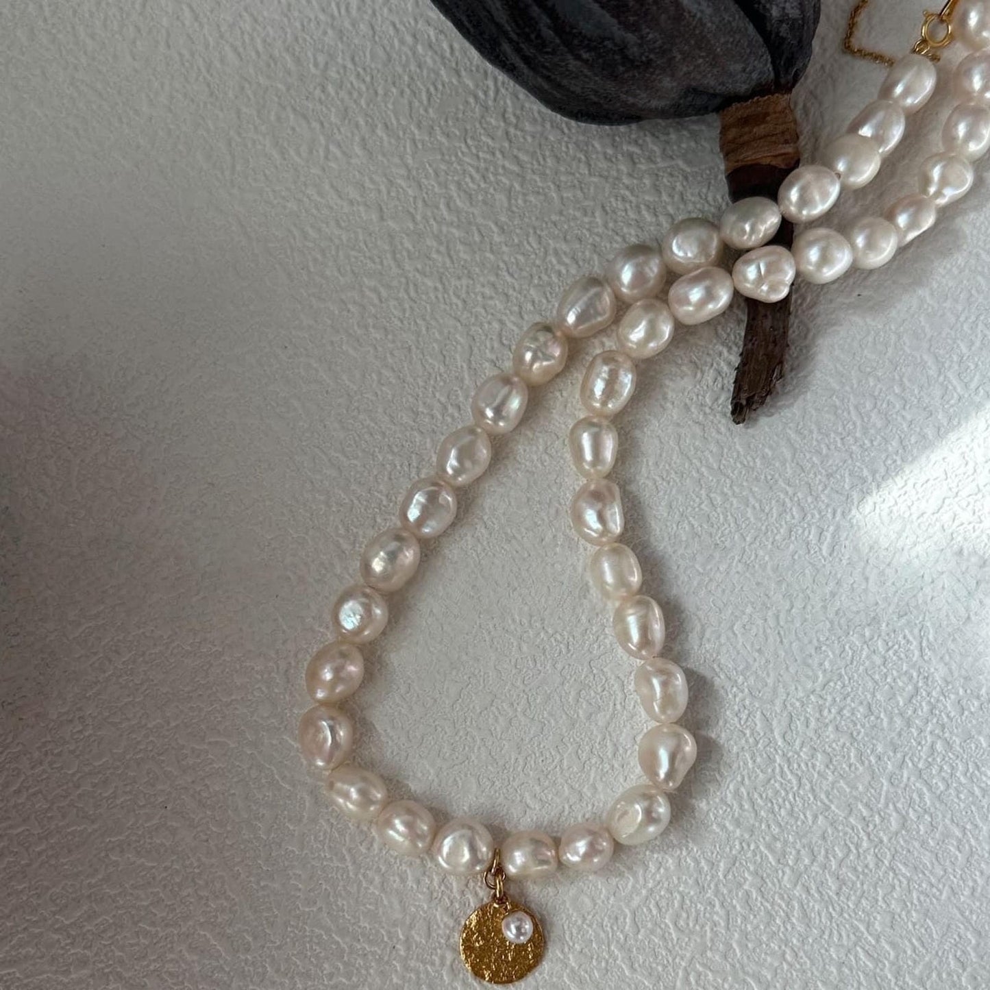 Round Golden Pendant Pearl Necklace