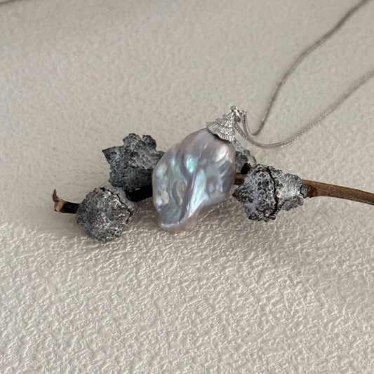 SMALL HAT GREY BAROQUE PEARL NECKLACE