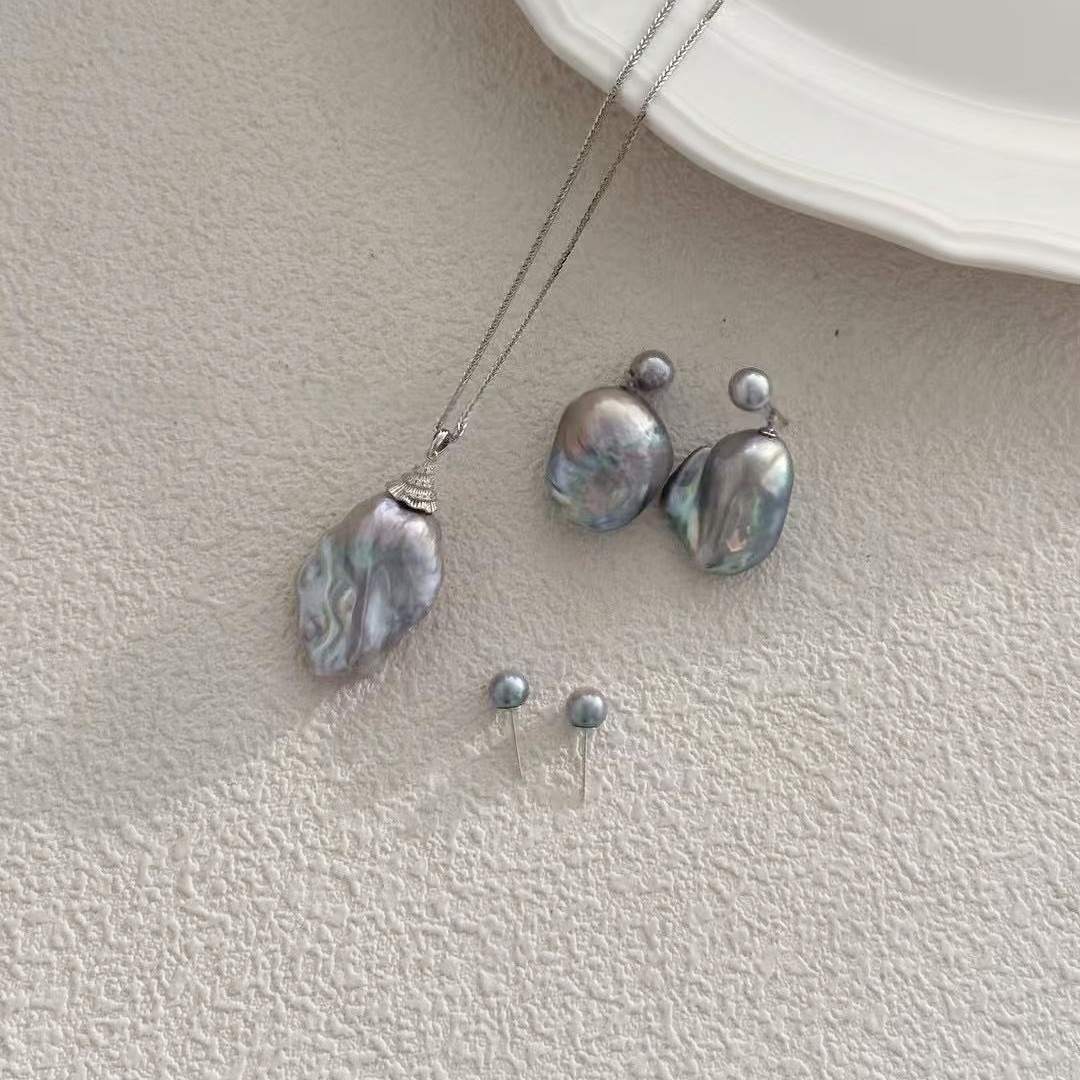 SMALL HAT GREY BAROQUE PEARL NECKLACE