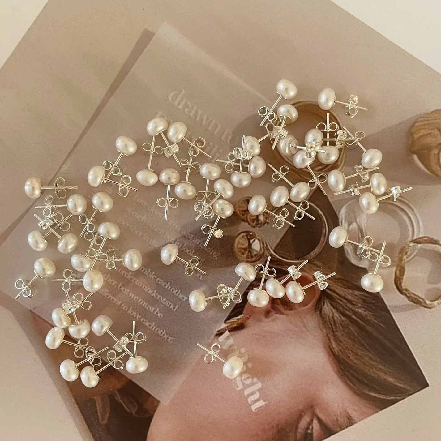 GLOW PEARL STUDS