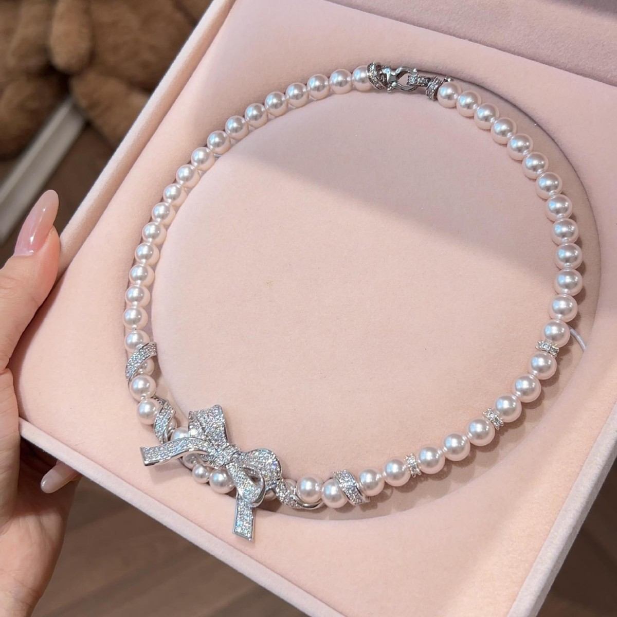 ZIRCON-WRAPPED PEARL BOW NECKLACE