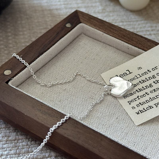 MATTE HEART PENDANT NECKLACE