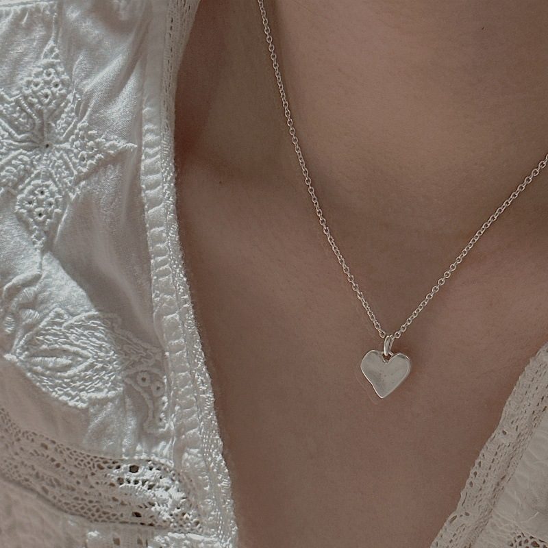 MATTE HEART PENDANT NECKLACE