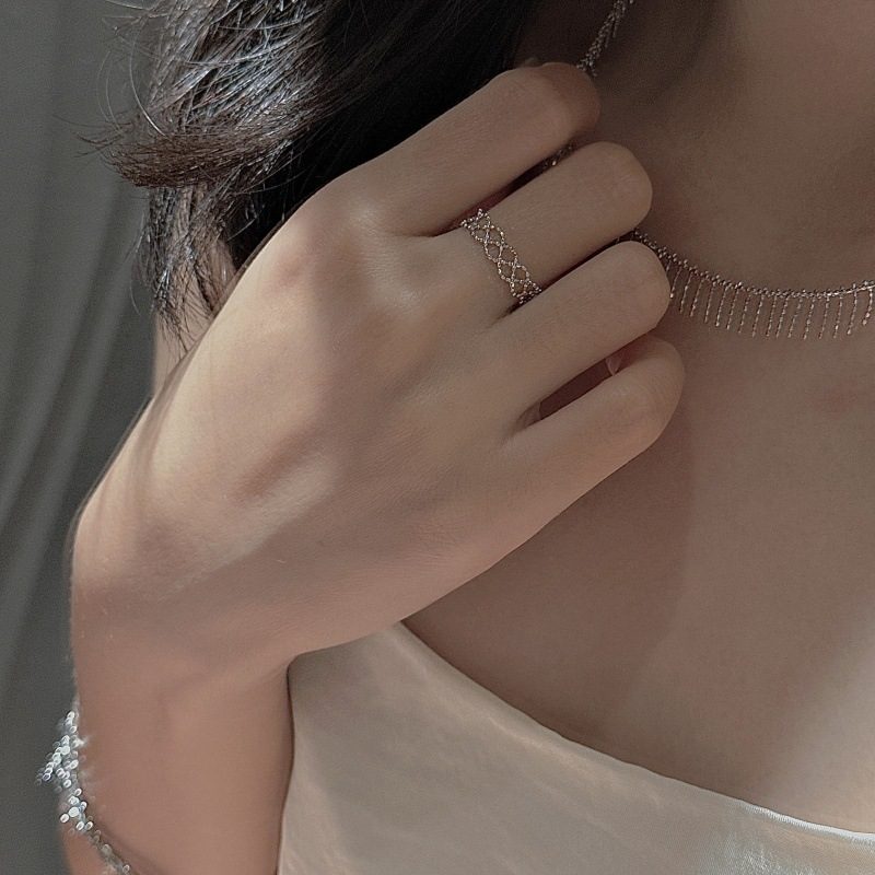 MINIMALIST LACE PULL-TO-ADJUST RING