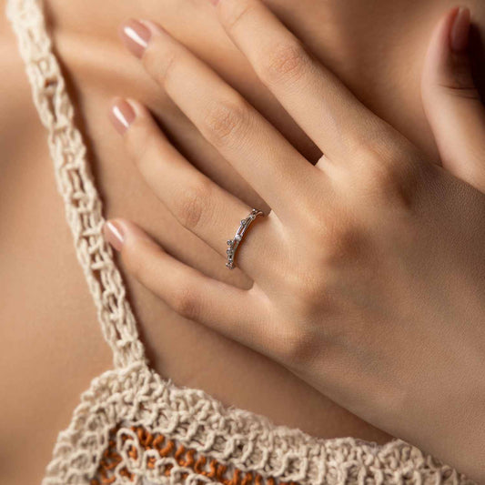 MINIMALIST LINE RING