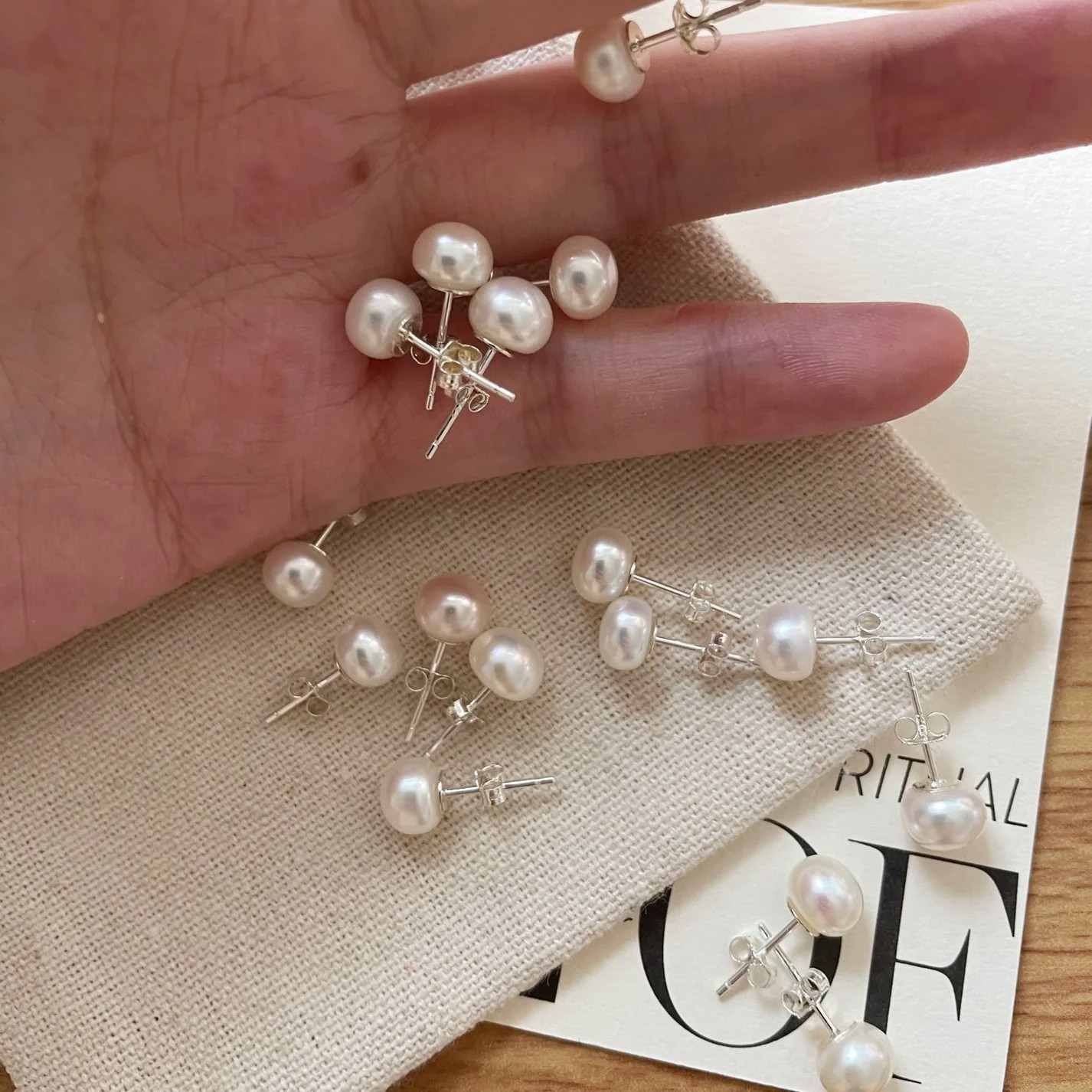GLOW PEARL STUDS