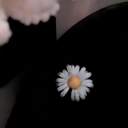 「 Falling Petals Daisy 」Brooch