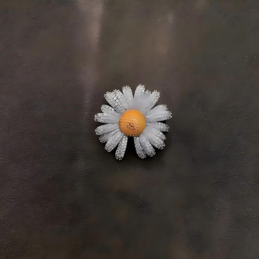 「 Falling Petals Daisy 」Brooch