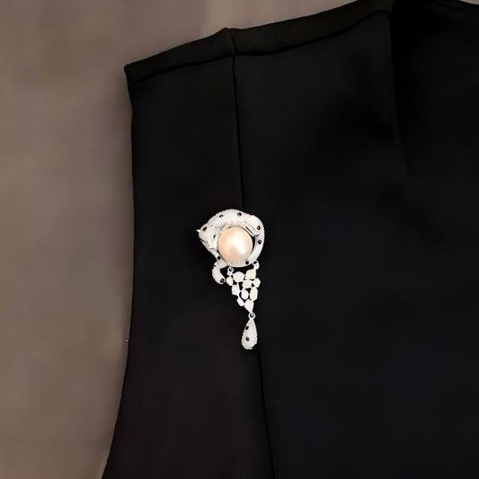 「 A Dozing Leopard 」Brooch