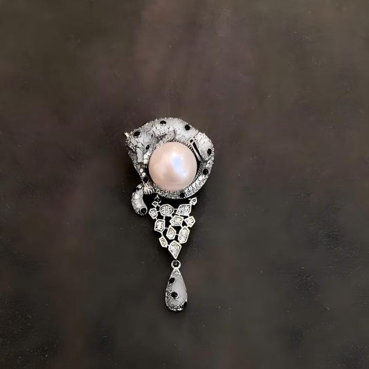 「 A Dozing Leopard 」Brooch