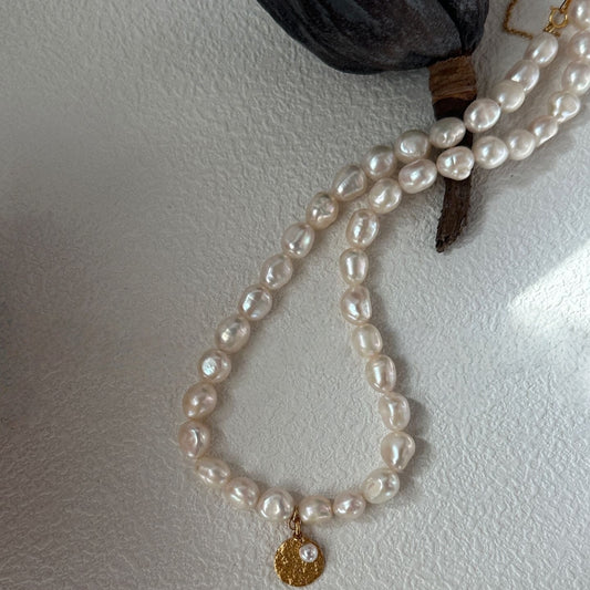 Round Golden Pendant Pearl Necklace