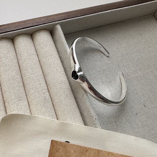 S925 Sterling Silver Inlaid with Black Heart-Shaped Zircon Bangle