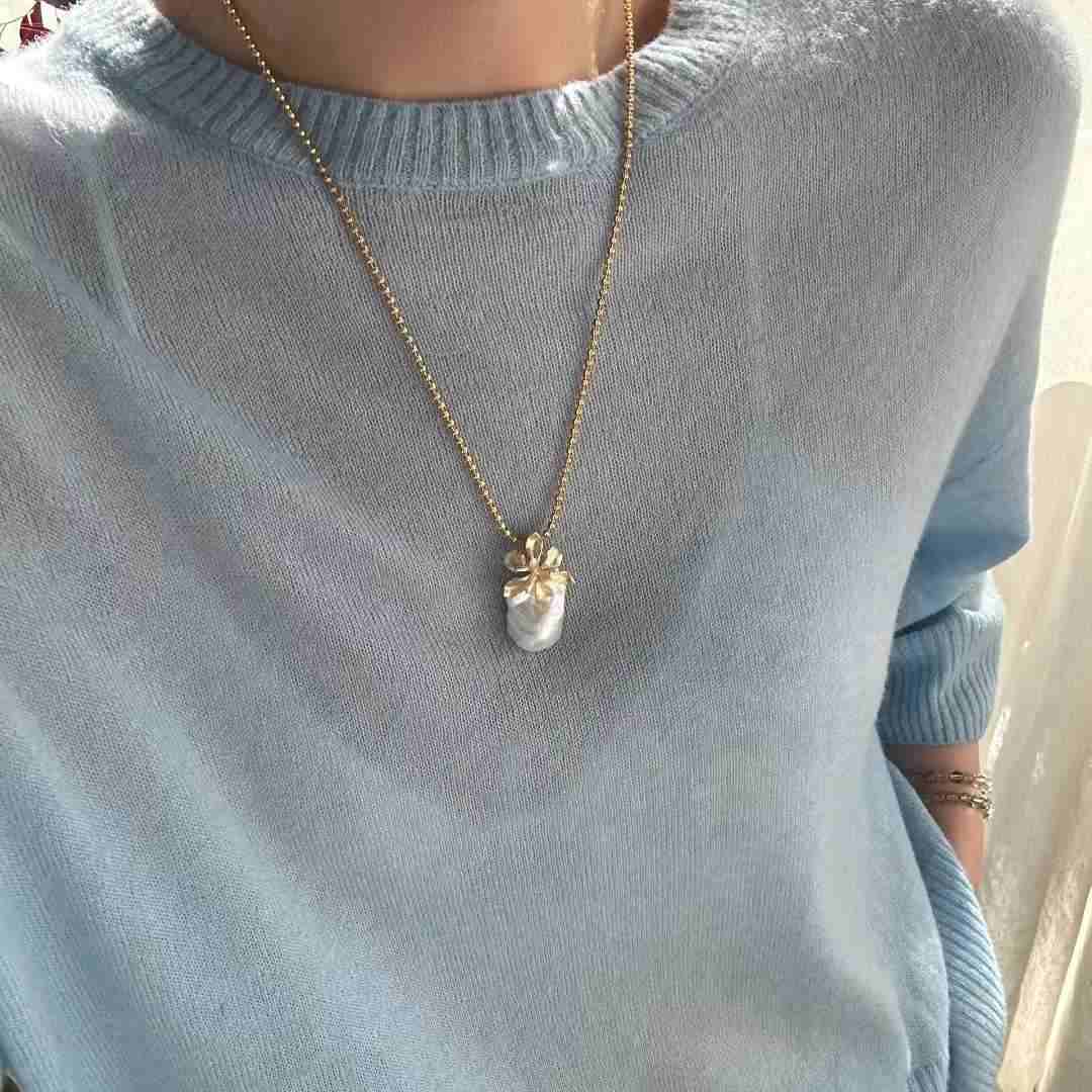 GOLDEN FLOWER LARGE BAROQUE PENDANT NECKLACE