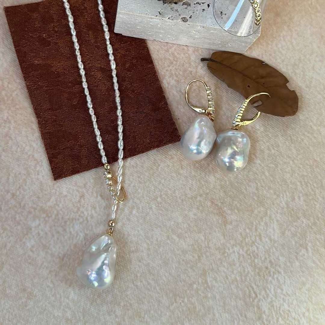 LARGE BAROQUE PENDANT Y-SHAPED NECKLACE