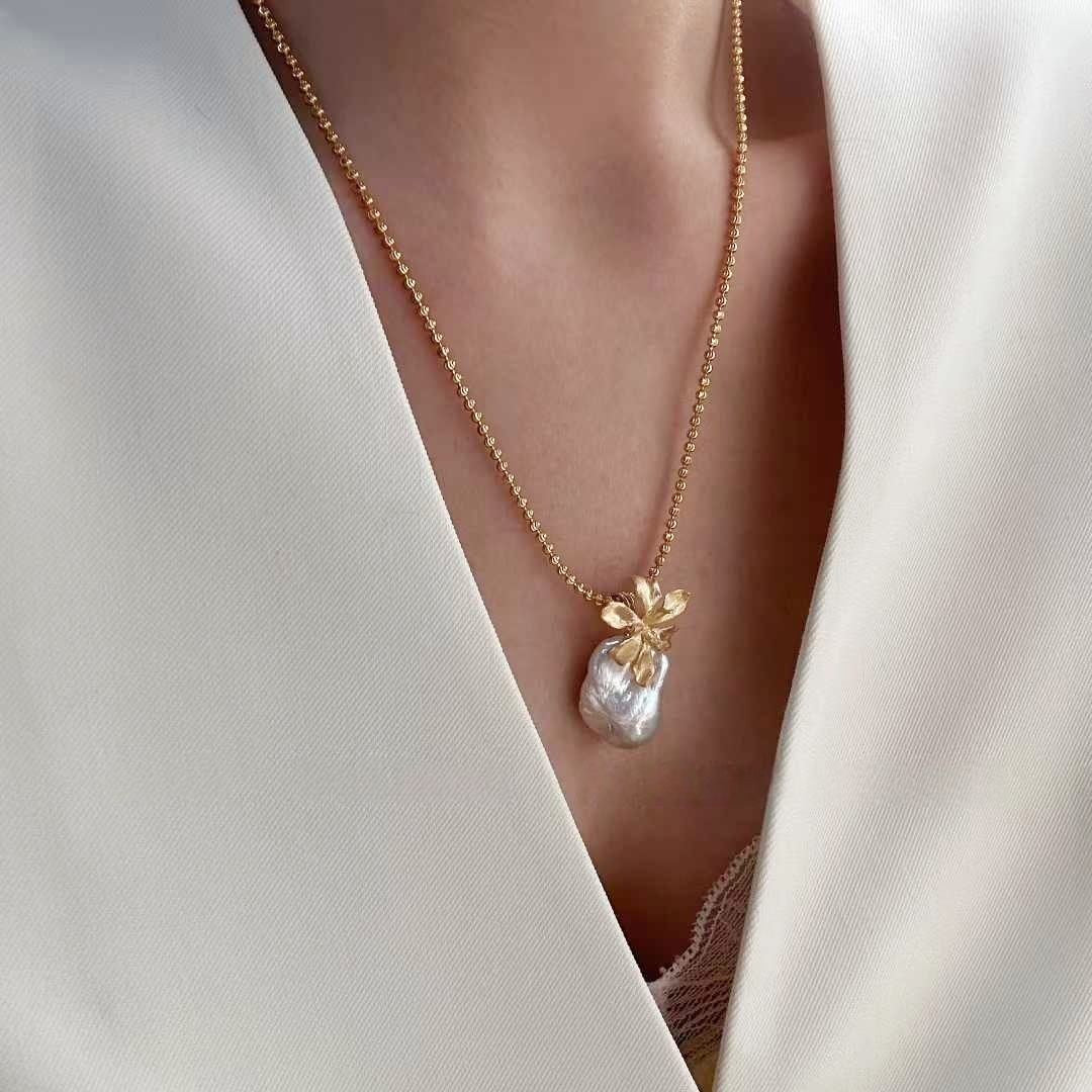 GOLDEN FLOWER LARGE BAROQUE PENDANT NECKLACE