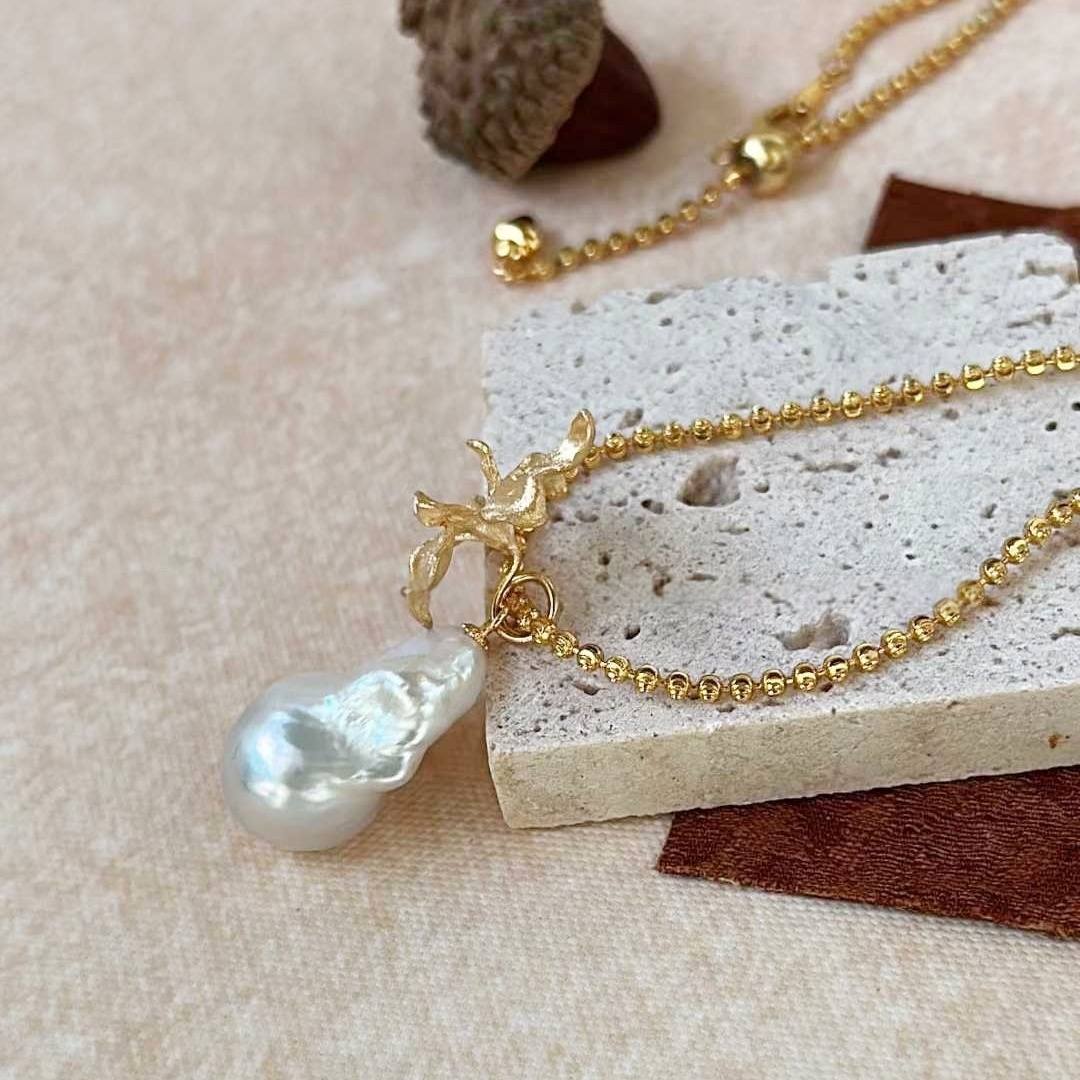 GOLDEN FLOWER LARGE BAROQUE PENDANT NECKLACE