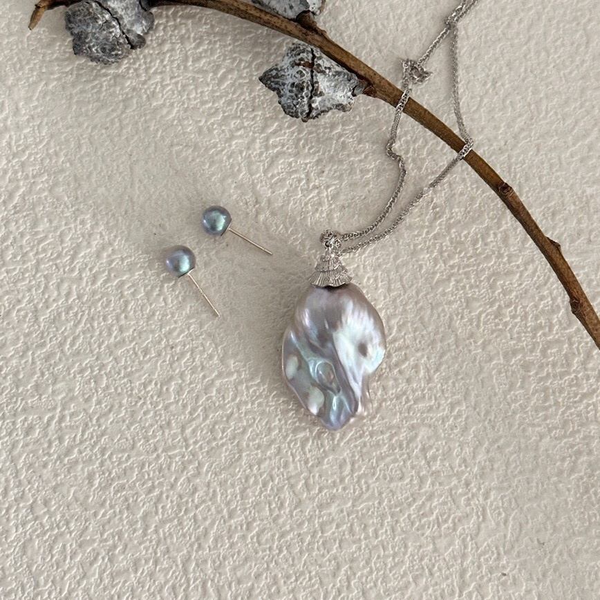 SMALL HAT GREY BAROQUE PEARL NECKLACE