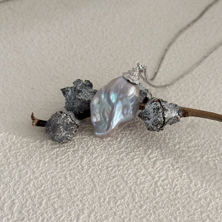 SMALL HAT GREY BAROQUE PEARL NECKLACE