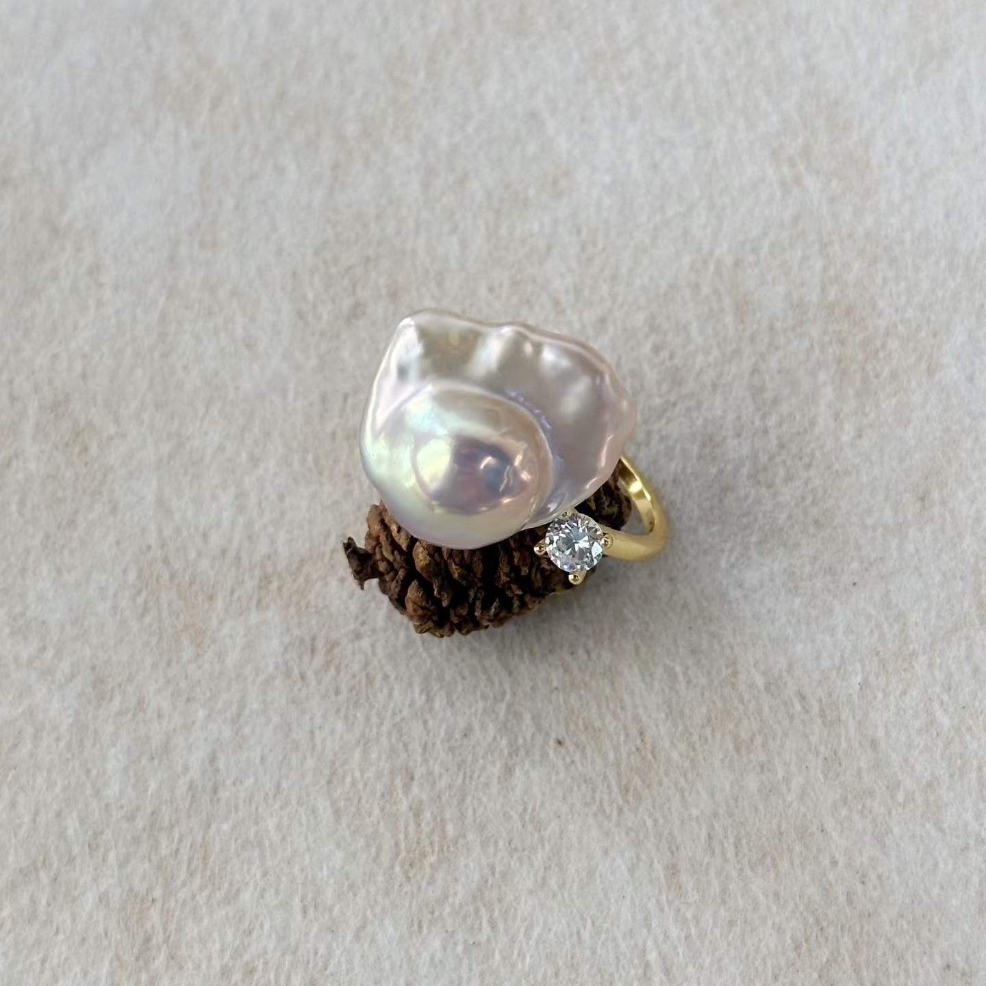 VENUS BY THE MOON RING
