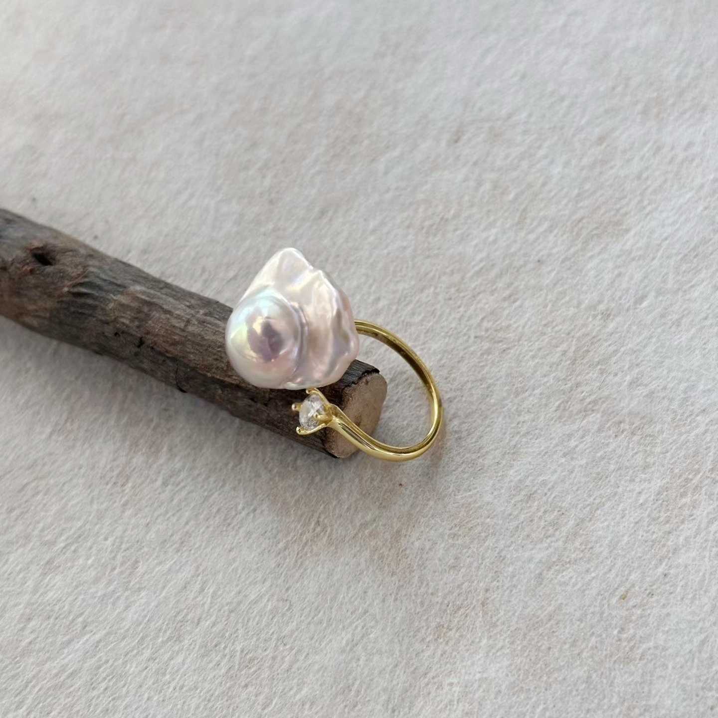 VENUS BY THE MOON RING