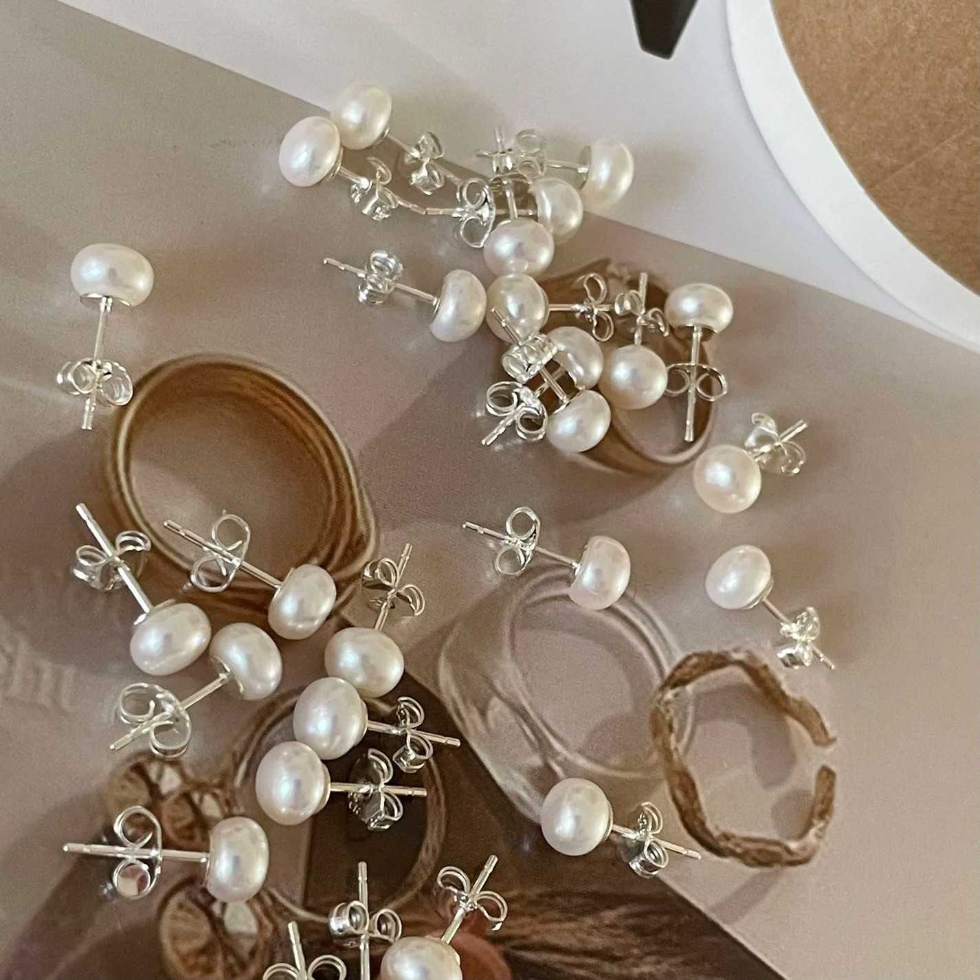 GLOW PEARL STUDS