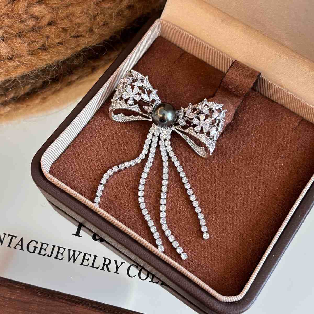 OPENWORK BOW TASSEL BROOCH