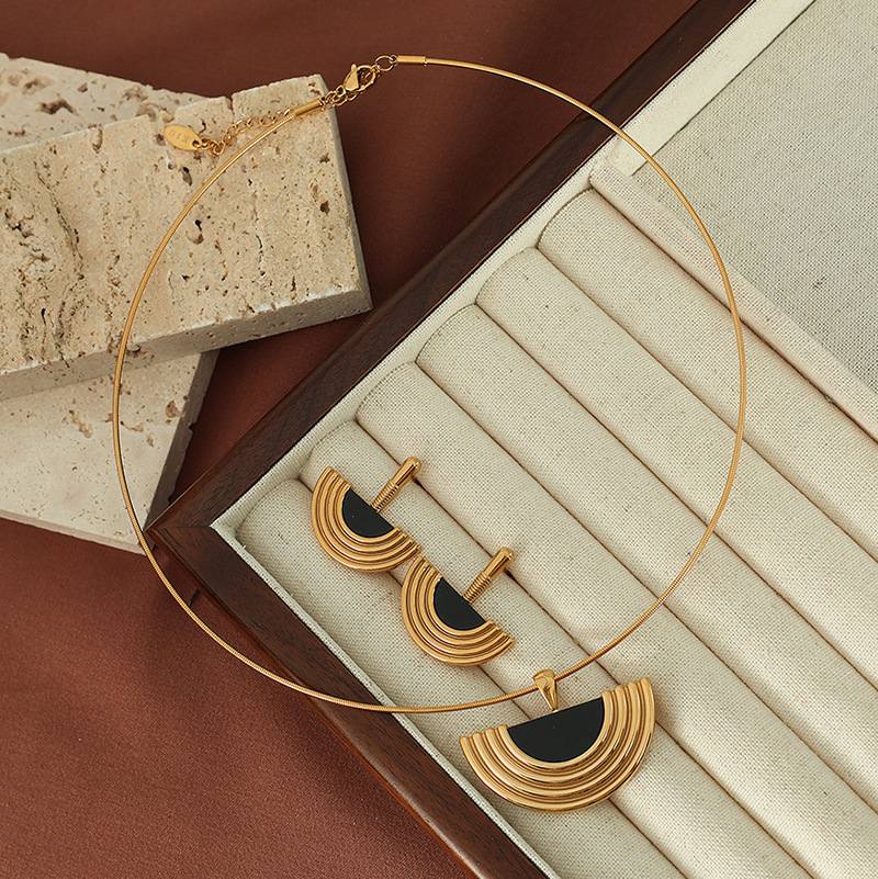 SEMICIRCULAR PENDANT NECKLACE & EARRING SET
