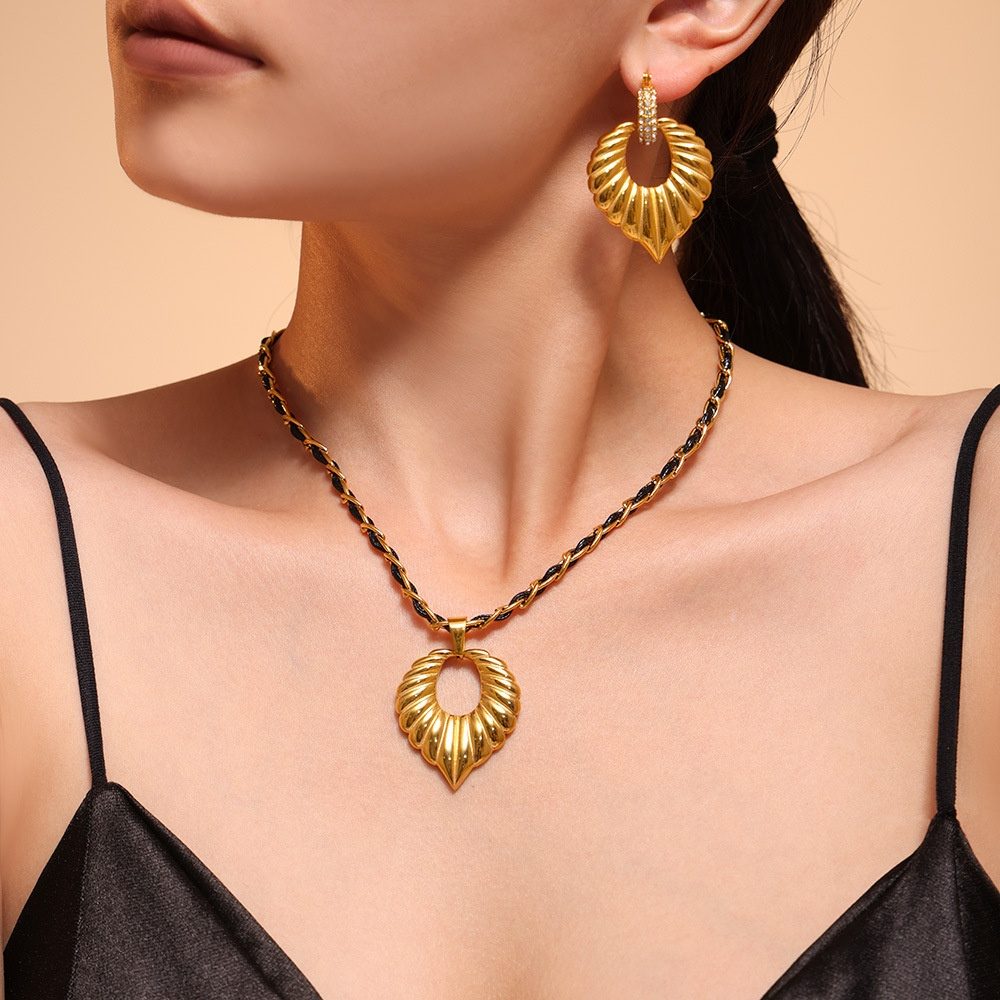 VERTICAL-STRIPE HEART PENDANT NECKLACE