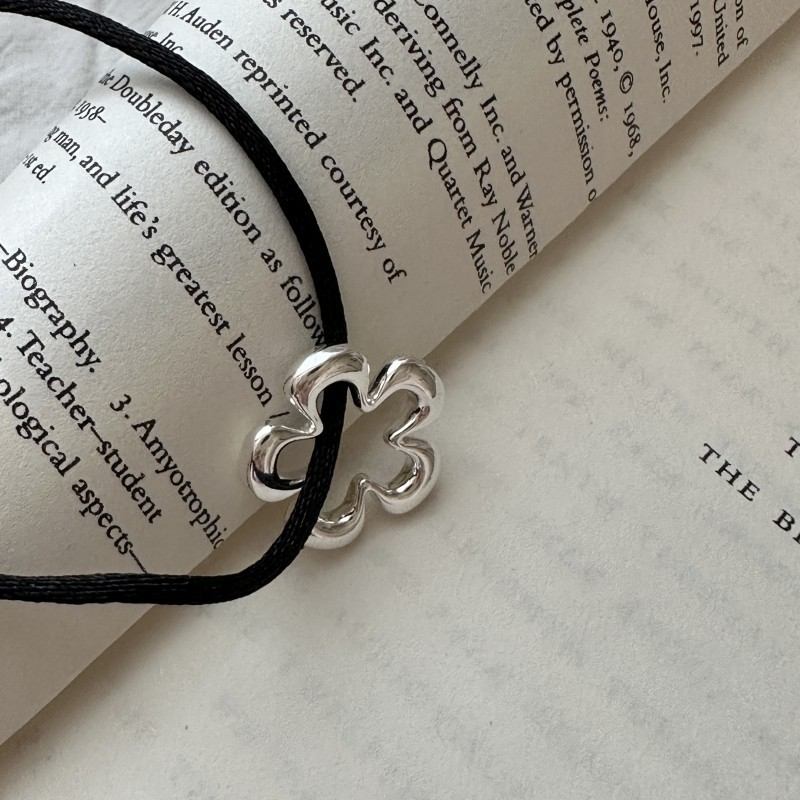 HOLLOWED-OUT FLORAL PENDANT NECKLACE