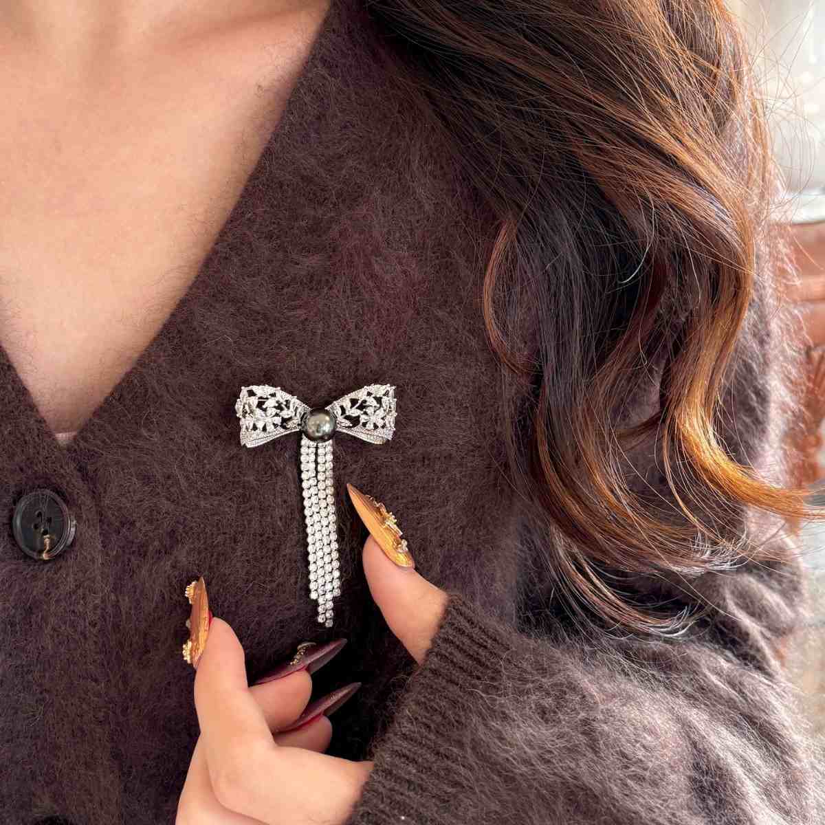 OPENWORK BOW TASSEL BROOCH