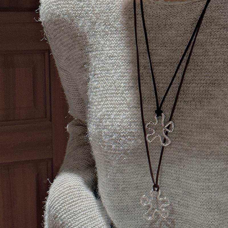 HOLLOWED-OUT FLORAL PENDANT NECKLACE