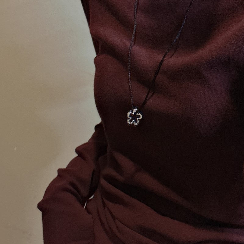 HOLLOWED-OUT FLORAL PENDANT NECKLACE