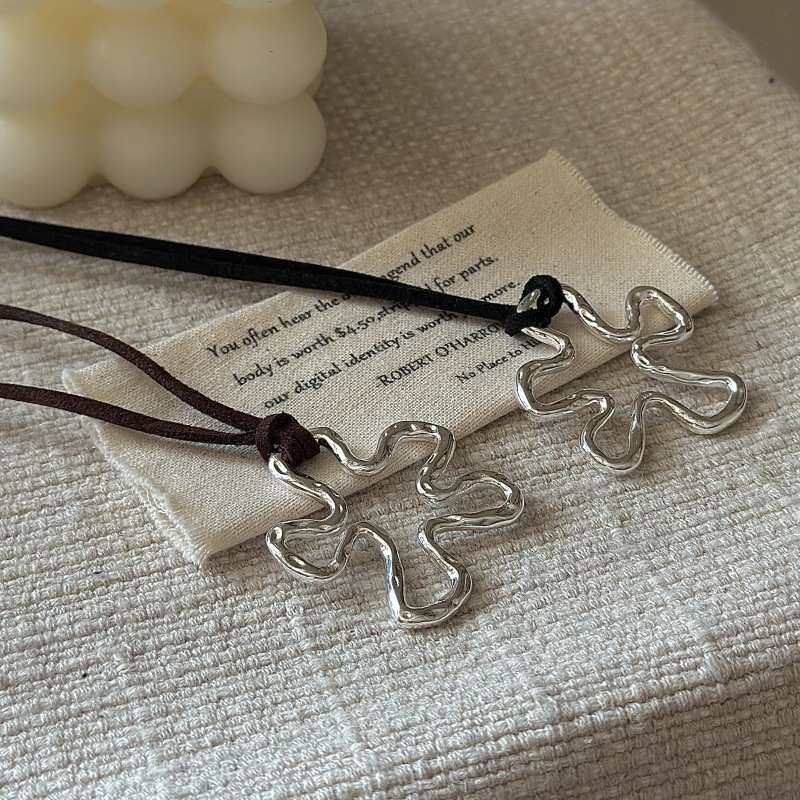 HOLLOWED-OUT FLORAL PENDANT NECKLACE