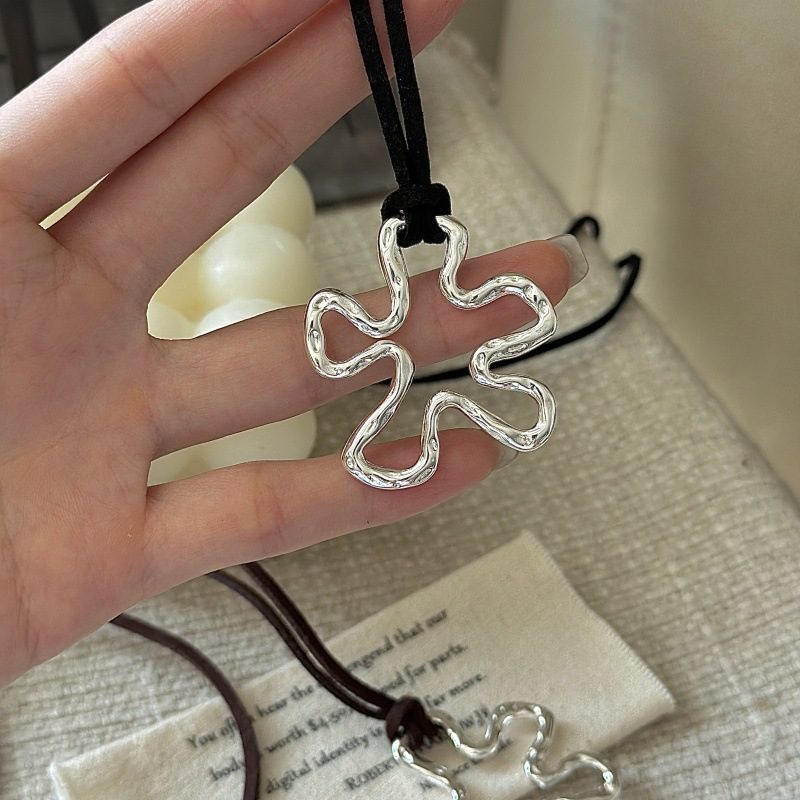HOLLOWED-OUT FLORAL PENDANT NECKLACE