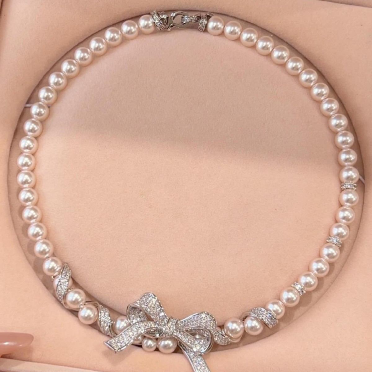 ZIRCON-WRAPPED PEARL BOW NECKLACE