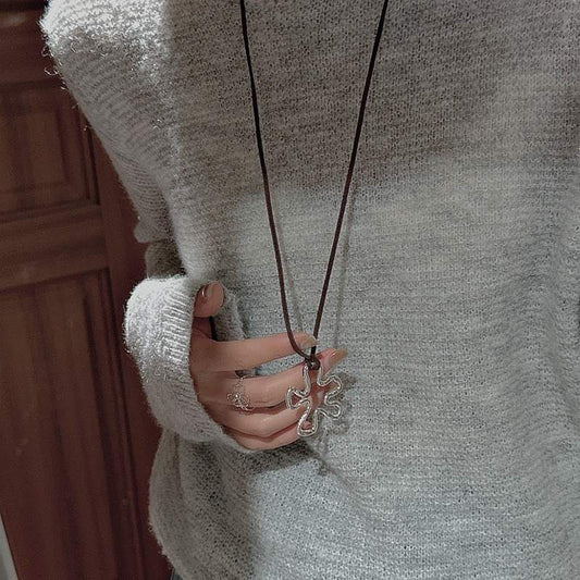 HOLLOWED-OUT FLORAL PENDANT NECKLACE