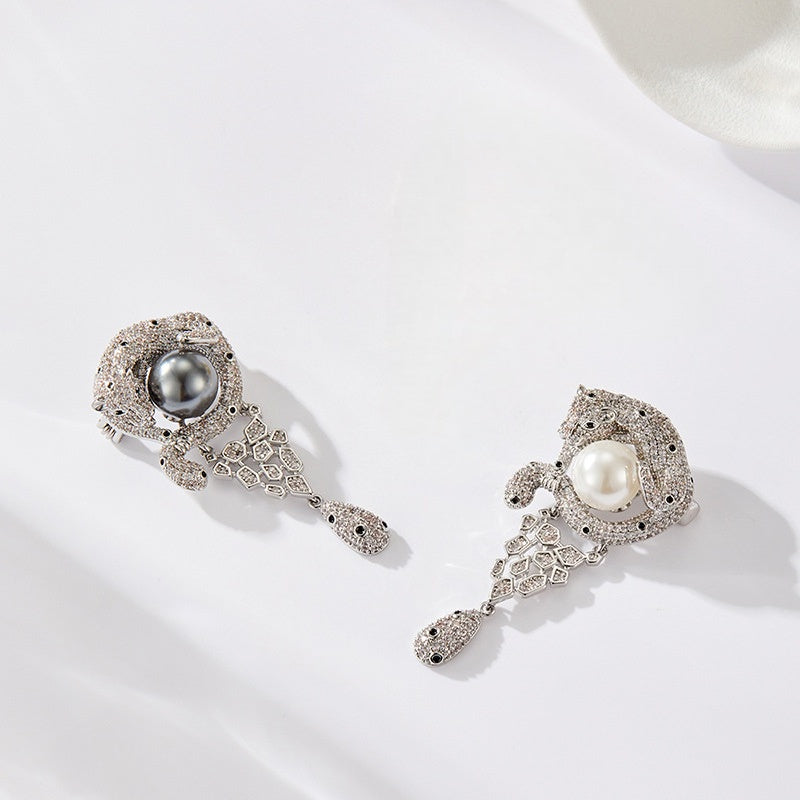 「 A Dozing Leopard 」Brooch