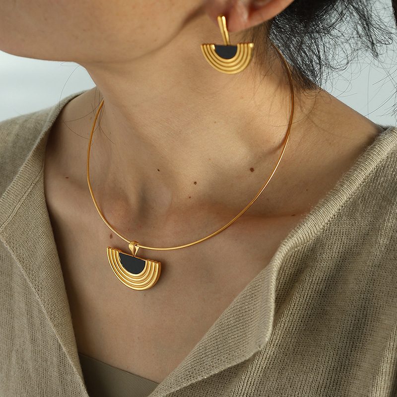 SEMICIRCULAR PENDANT NECKLACE & EARRING SET