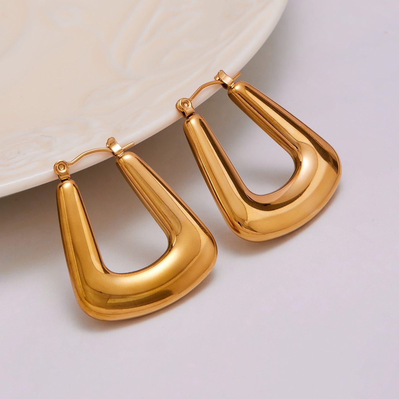 GEOMETRIC U-SHAPED EARRINGS