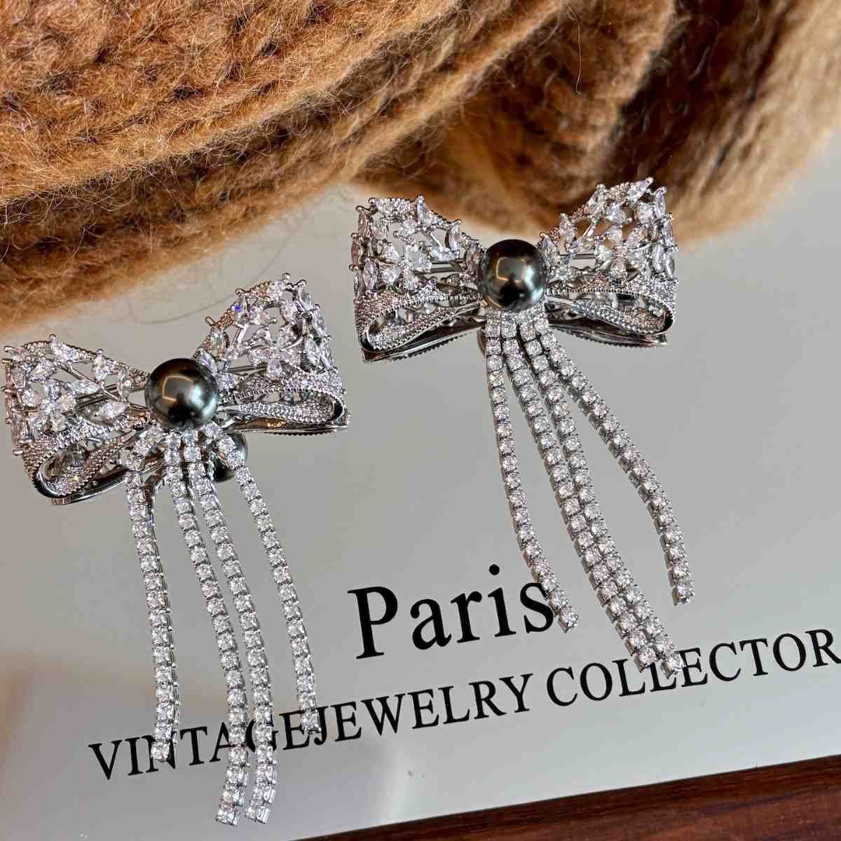 OPENWORK BOW TASSEL BROOCH
