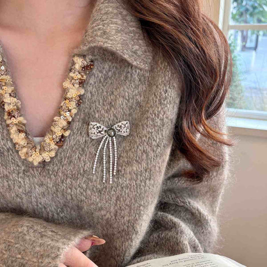 OPENWORK BOW TASSEL BROOCH