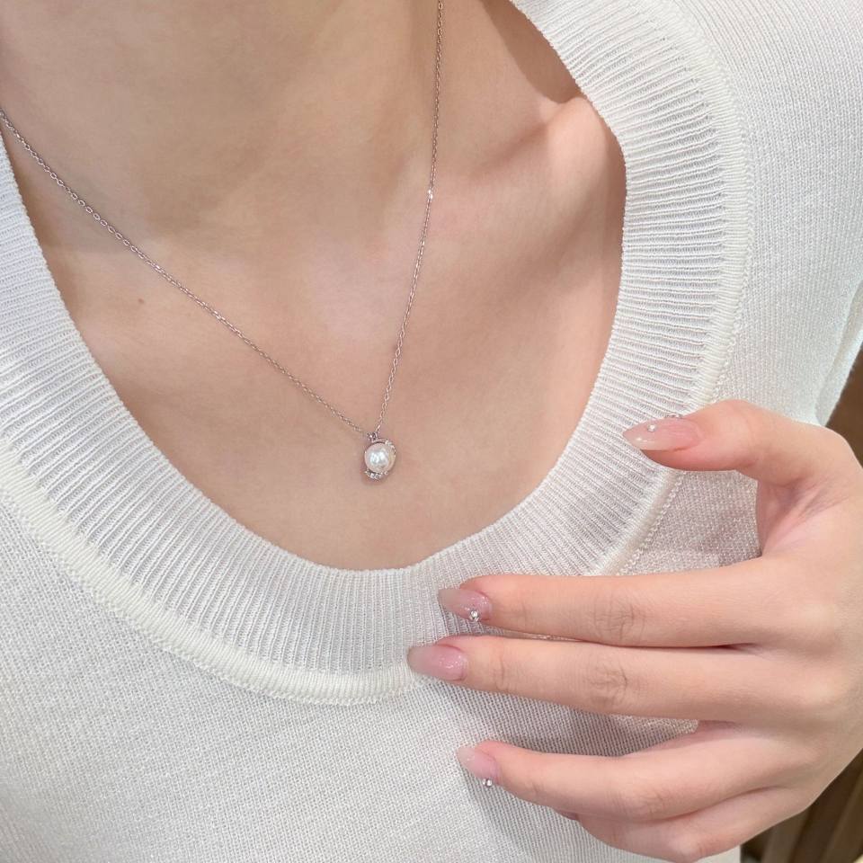 CRESCENT MOON EMBRACING PEARL NECKLACE