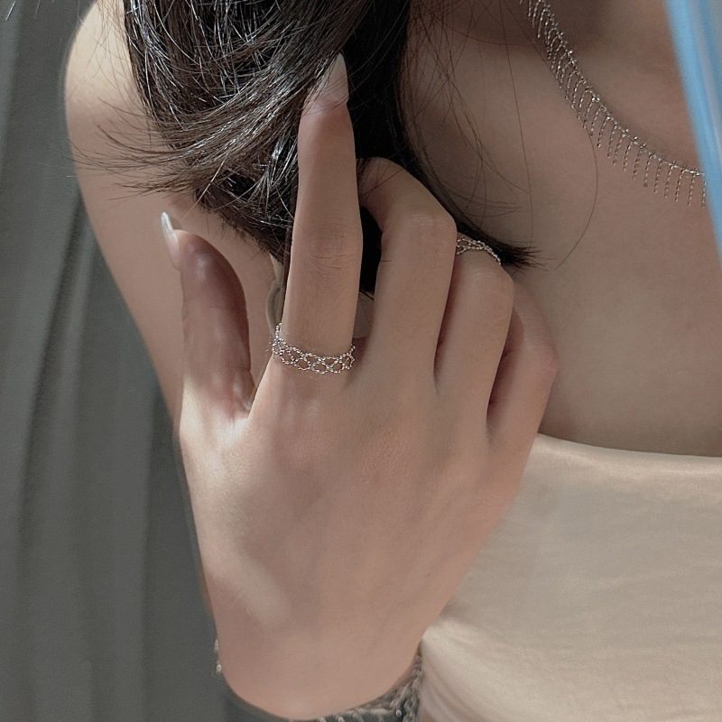 MINIMALIST LACE PULL-TO-ADJUST RING