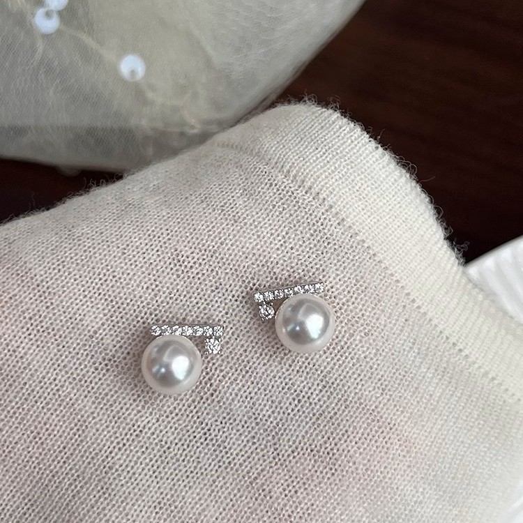 SINGLE PEARL PAVÉ BALANCE BEAM EARRINGS