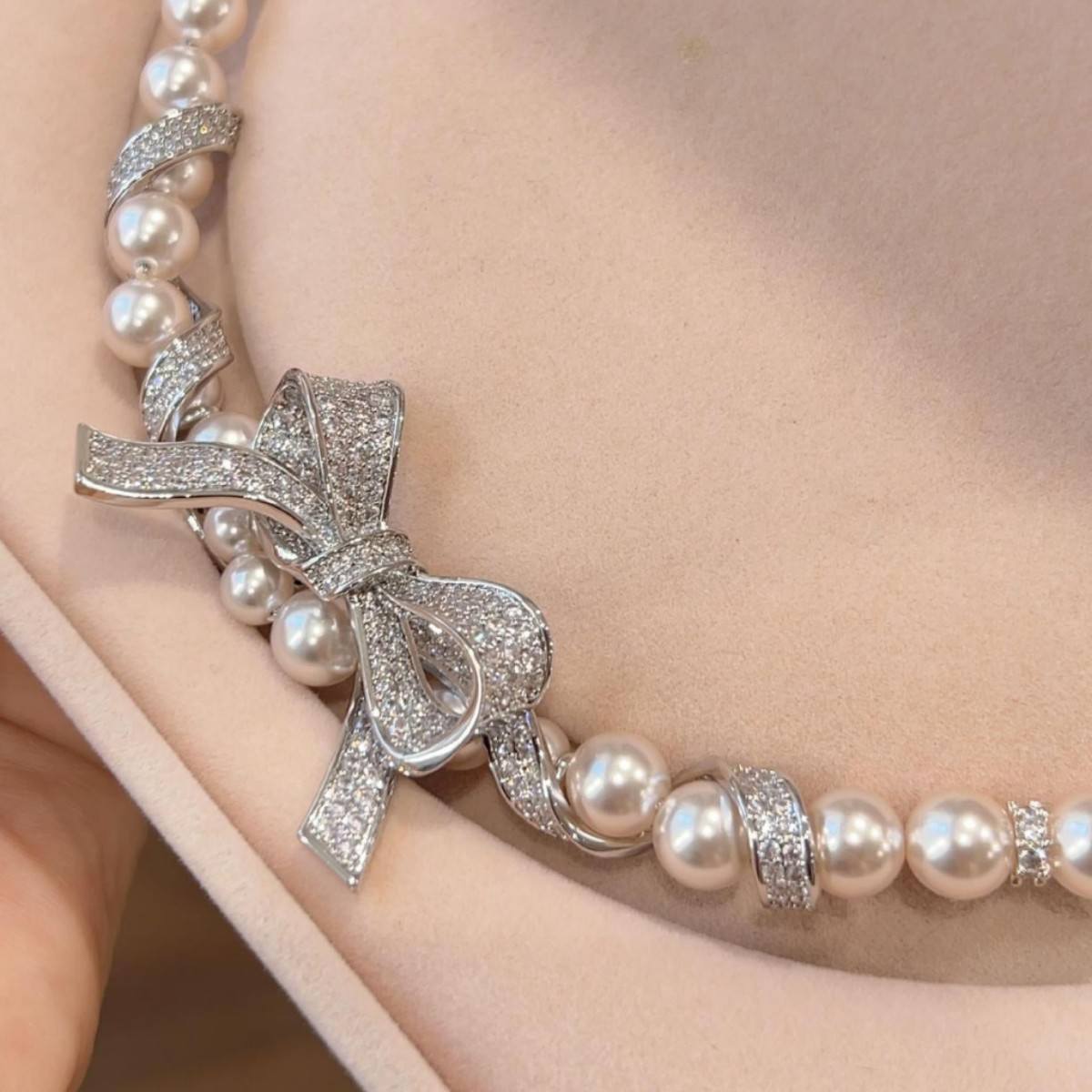 ZIRCON-WRAPPED PEARL BOW NECKLACE