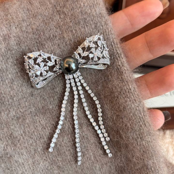 OPENWORK BOW TASSEL BROOCH