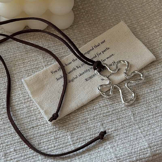 HOLLOWED-OUT FLORAL PENDANT NECKLACE